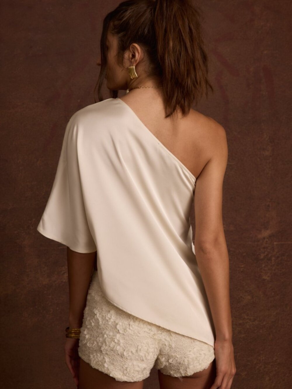 12th Tribe Anya Ivory One Shoulder Top Size M with Necklace - Picture 3 of 3